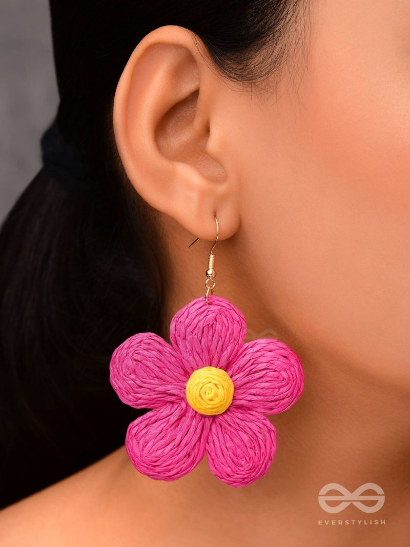 THE FLOWER POWER STATEMENT WOVEN EARRINGS MAGENTA