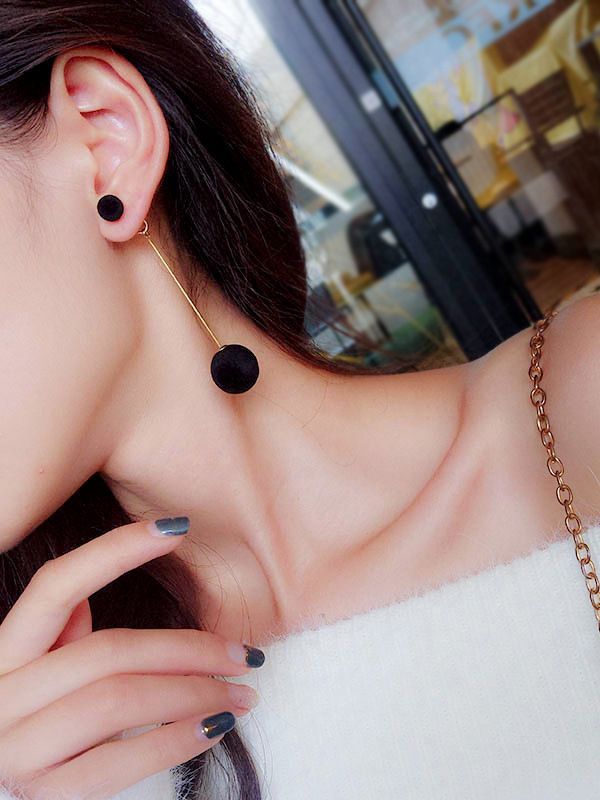 The lady with Elegance Black Balls Earrings