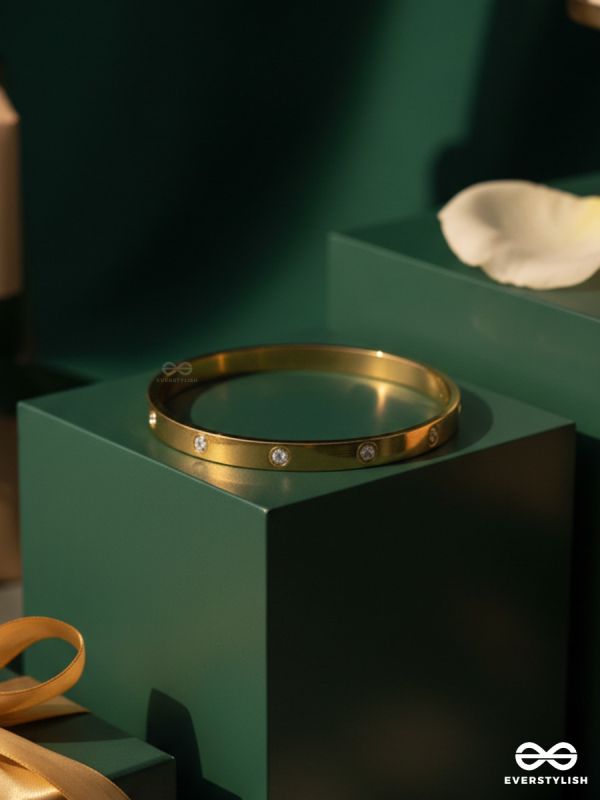 STUDDED AURA – STAINLESS STEEL ANTI-TARNISH GOLD BRACELET