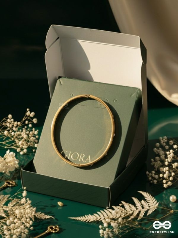 STUDDED AURA – STAINLESS STEEL ANTI-TARNISH GOLD BRACELET