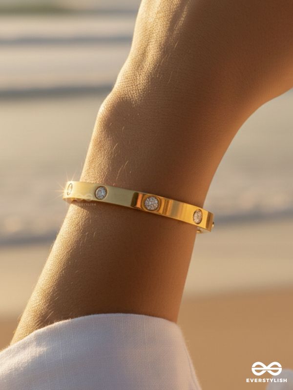 STUDDED AURA – STAINLESS STEEL ANTI-TARNISH GOLD BRACELET