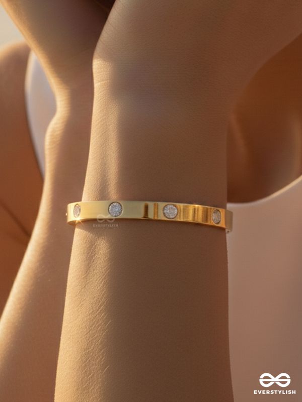 STUDDED AURA – STAINLESS STEEL ANTI-TARNISH GOLD BRACELET