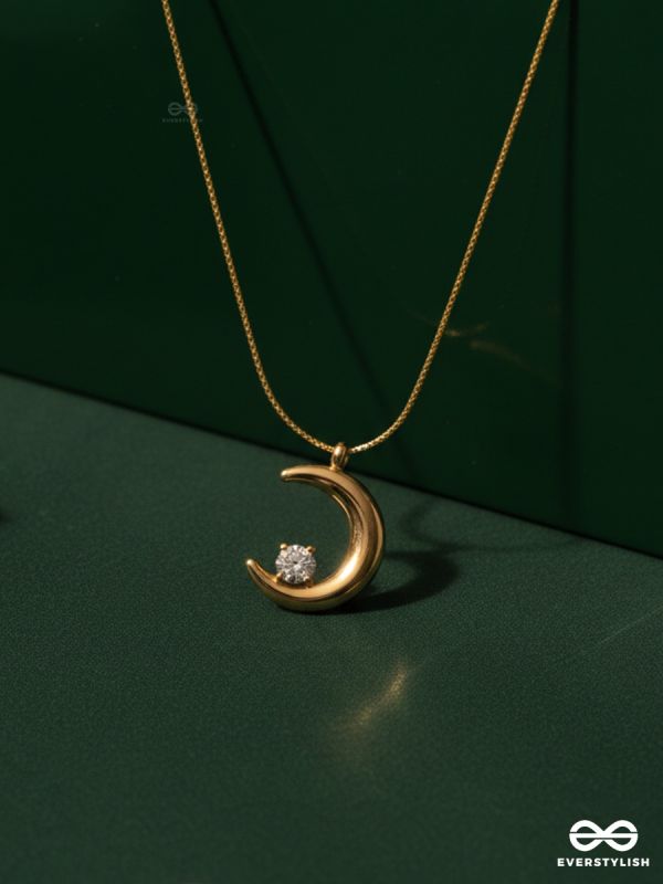 GIORA ITALIA - CRESCENT KISS - STAINLESS STEEL 18K GOLD PLATED ANTI-TARNISH PEARL & MOON NECKLACE