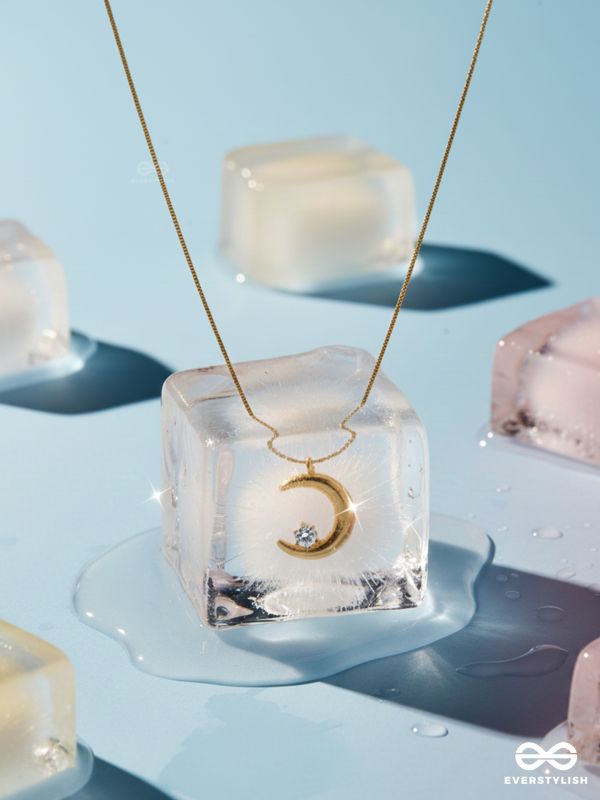 GIORA ITALIA - CRESCENT KISS - STAINLESS STEEL 18K GOLD PLATED ANTI-TARNISH PEARL & MOON NECKLACE