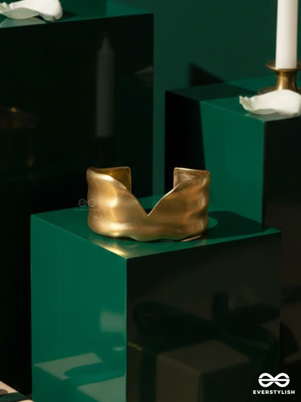 GIORA ITALIA - THE GILDED WAVE –  STAINLESS STEEL 18K GOLD PLATED ANTI-TARNISH STATEMENT CUFF BRACELET