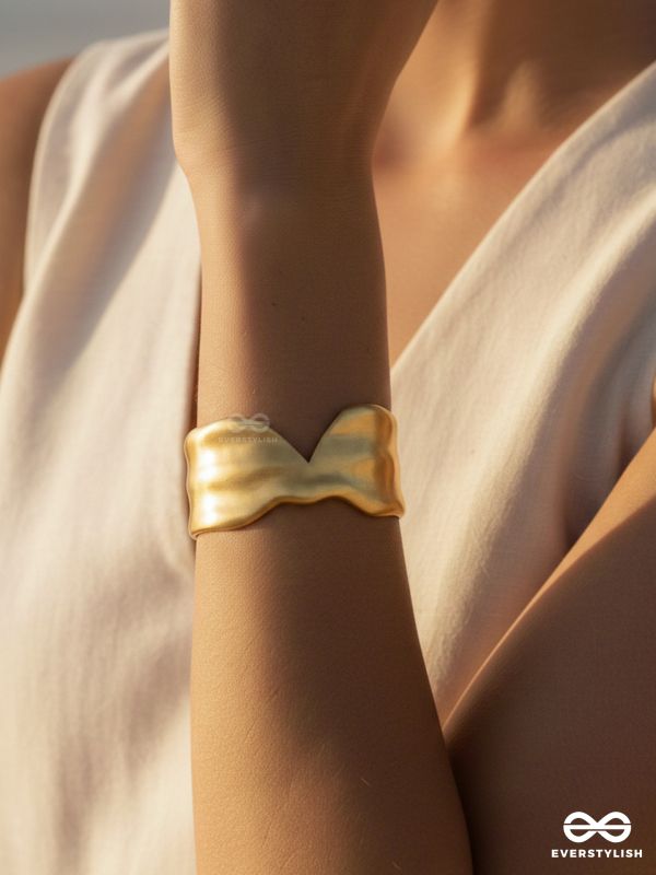 GIORA ITALIA - THE GILDED WAVE –  STAINLESS STEEL 18K GOLD PLATED ANTI-TARNISH STATEMENT CUFF BRACELET