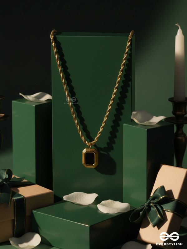 NOIR REGENT – STAINLESS STEEL 18K GOLD PLATED ANTI-TARNISH BLACK STONE PENDANT NECKLACE