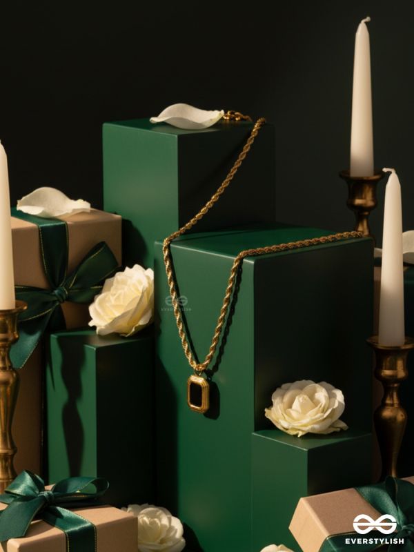 NOIR REGENT – STAINLESS STEEL 18K GOLD PLATED ANTI-TARNISH BLACK STONE PENDANT NECKLACE