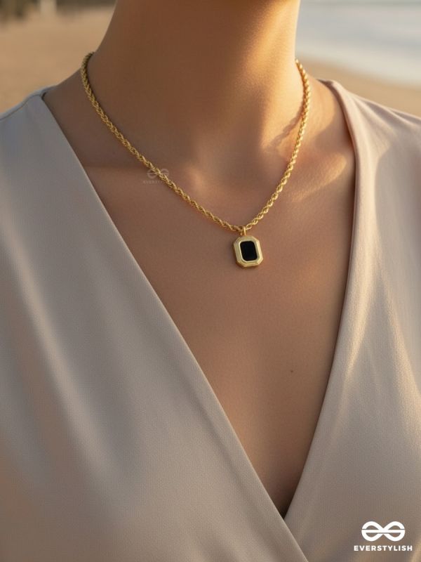 NOIR REGENT – STAINLESS STEEL 18K GOLD PLATED ANTI-TARNISH BLACK STONE PENDANT NECKLACE