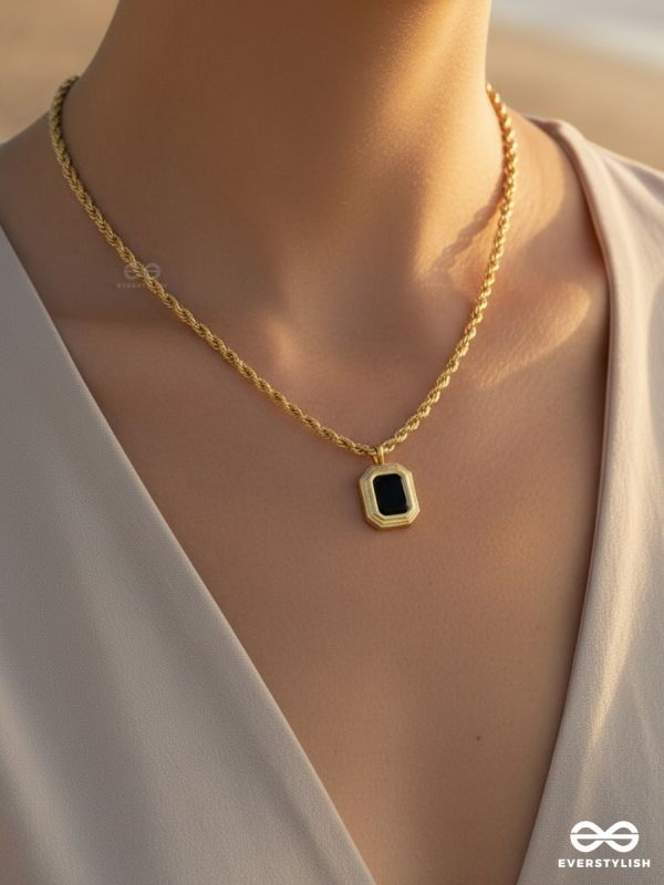 NOIR REGENT – STAINLESS STEEL 18K GOLD PLATED ANTI-TARNISH BLACK STONE PENDANT NECKLACE