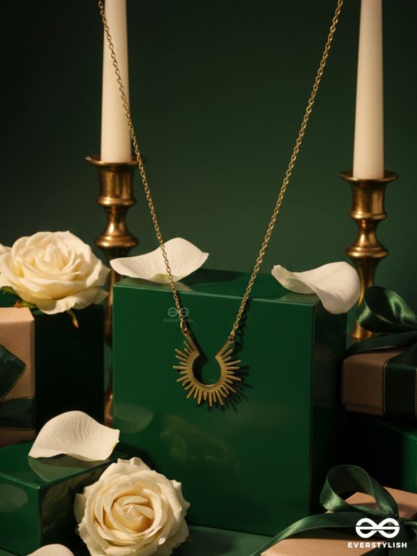 DAWN CREST – STAINLESS STEEL 18K GOLD PLATED ANTI-TARNISH SUN MOTIF PENDANT NECKLACE