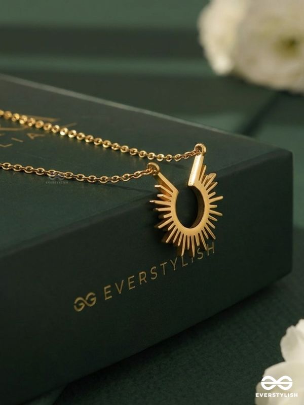 DAWN CREST – STAINLESS STEEL 18K GOLD PLATED ANTI-TARNISH SUN MOTIF PENDANT NECKLACE