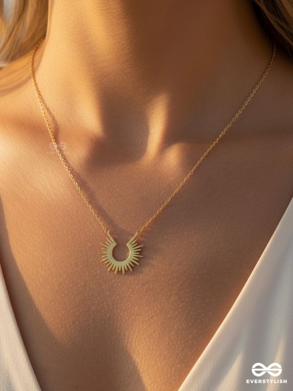 DAWN CREST – STAINLESS STEEL 18K GOLD PLATED ANTI-TARNISH SUN MOTIF PENDANT NECKLACE