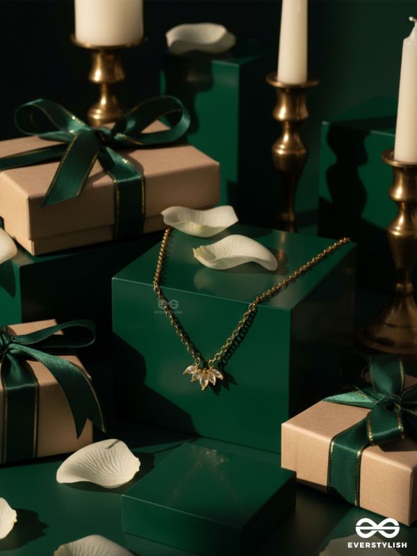 SOLÉN BURST – STAINLESS STEEL 18K GOLD PLATED ANTI-TARNISH MINI FLOWER PENDANT NECKLACE