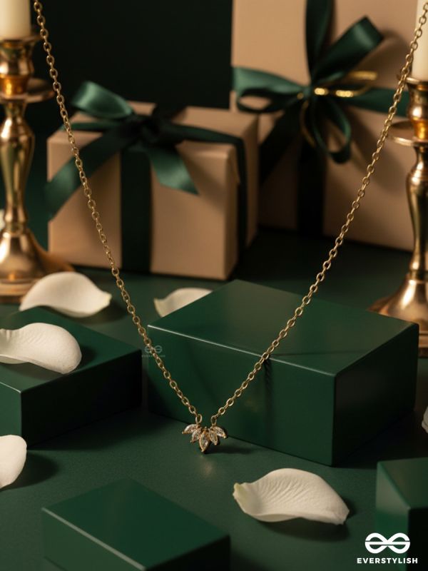 SOLÉN BURST – STAINLESS STEEL 18K GOLD PLATED ANTI-TARNISH MINI FLOWER PENDANT NECKLACE