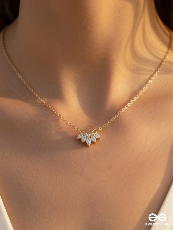 SOLÉN BURST – STAINLESS STEEL 18K GOLD PLATED ANTI-TARNISH MINI FLOWER PENDANT NECKLACE