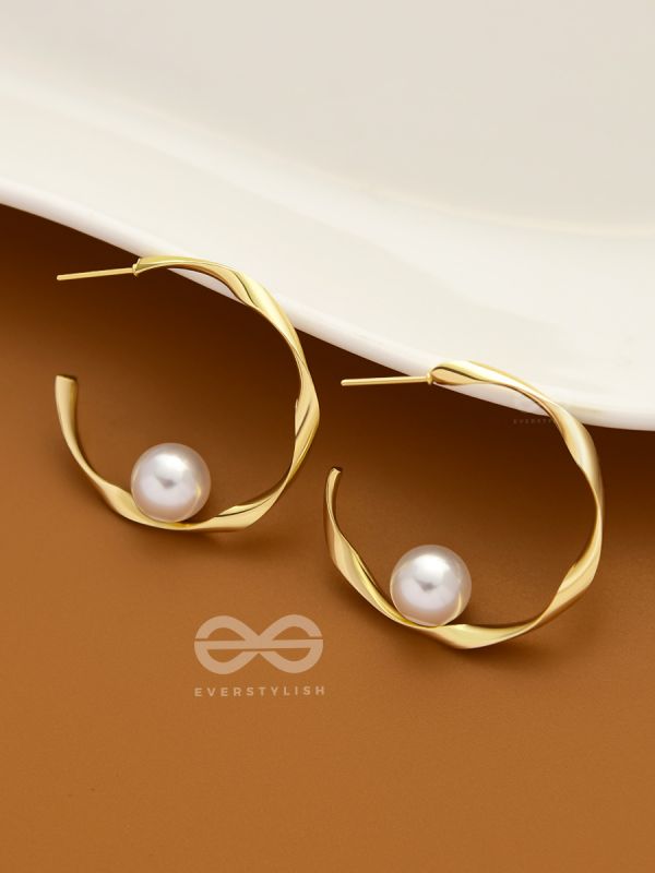 The Alluring Twists - Golden Pearl Hoops