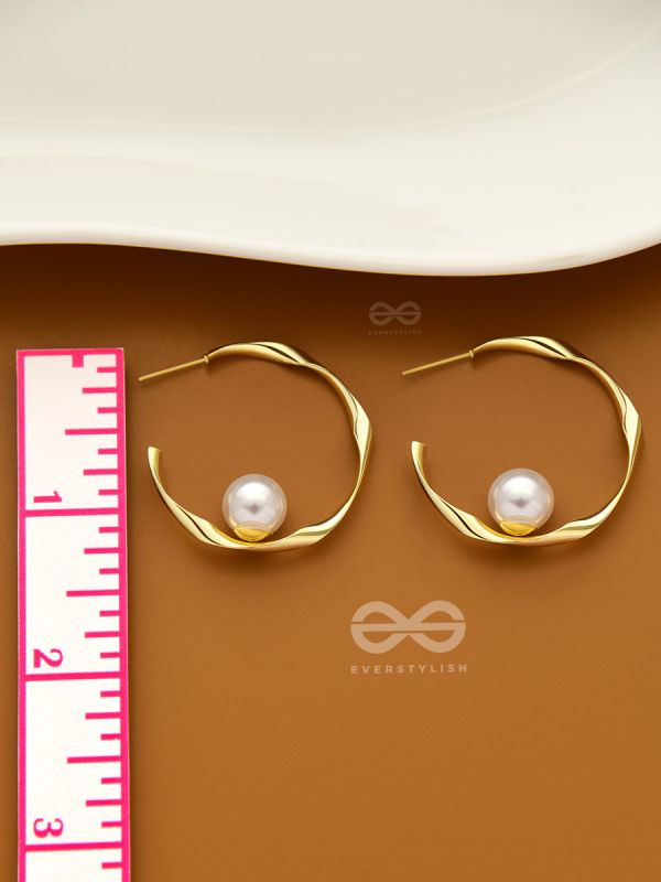 The Alluring Twists - Golden Pearl Hoops