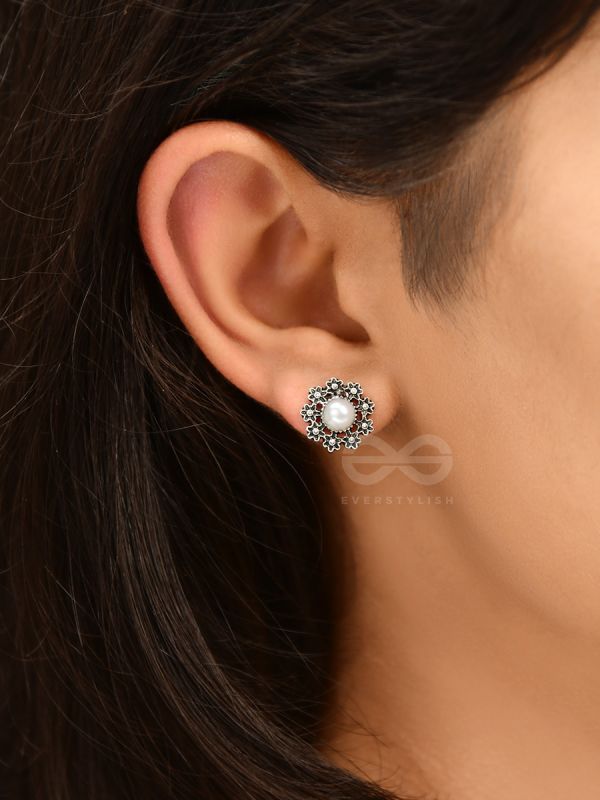 Pearl in a garden - Tiny Trinket Earrings