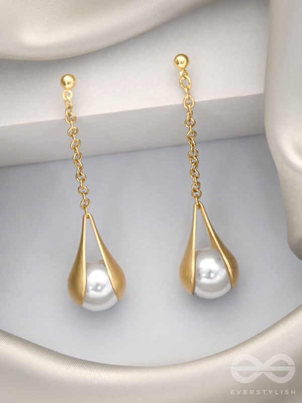 The Hanging Moon- Golden Pearl Earrings