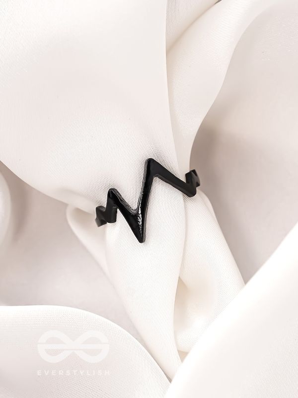  THE TWISTED VINE- ELEGANT BLACK RING