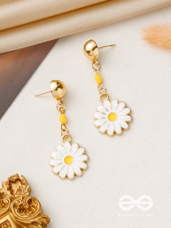 THE WHITE DAISIES - GOLDEN EMBELLISHED EARRINGS