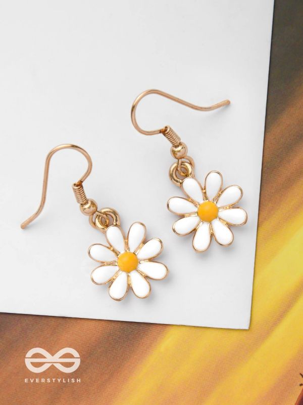LITTLE DAISY DROPS - GOLDEN EMAMELLED EARRINGS