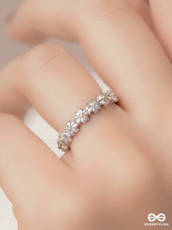 DAISY DREAMS - SILVER RING (ADJUSTABLE)