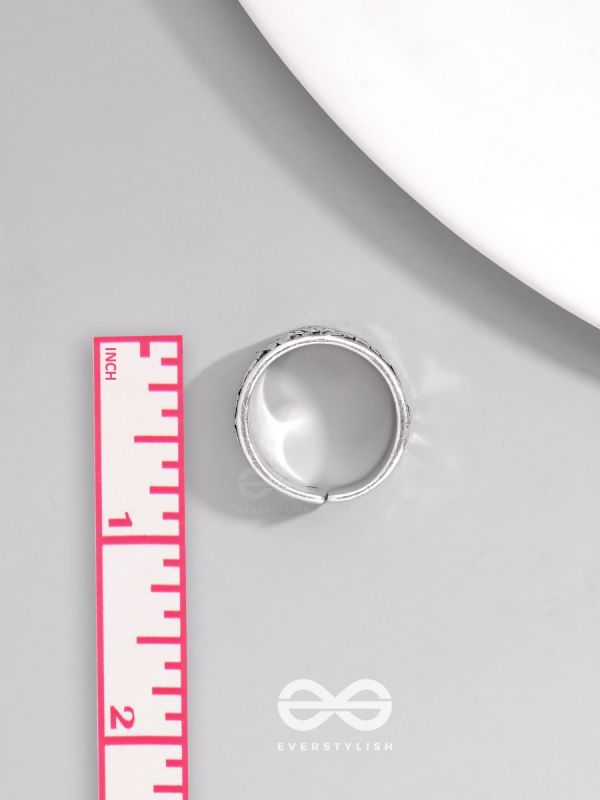 THE FIREBOLT FANG - STATEMENT SILVER RING (ADJUSTABLE)