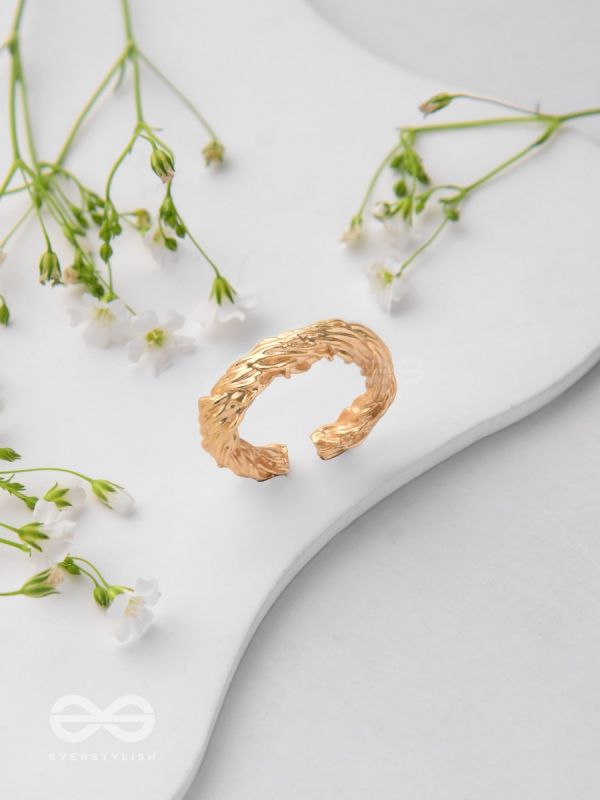 The Twisted Aura - Classic Golden Ring 