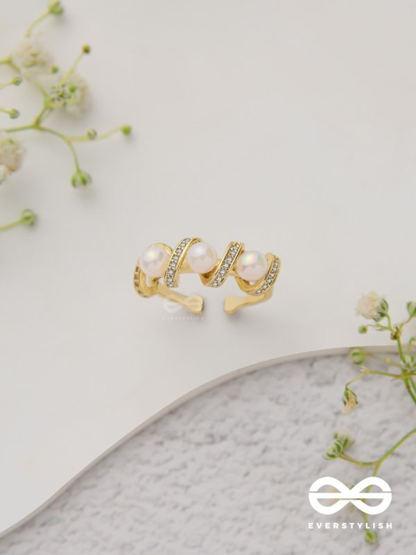 The Twisted Elegance - Cubic Zirconia Golden Ring (Adjustable)