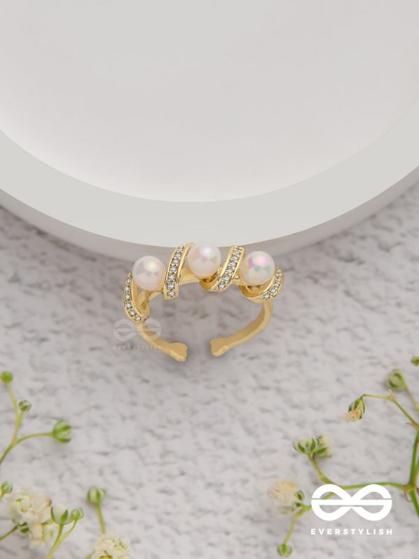 The Twisted Elegance - Cubic Zirconia Golden Ring (Adjustable)