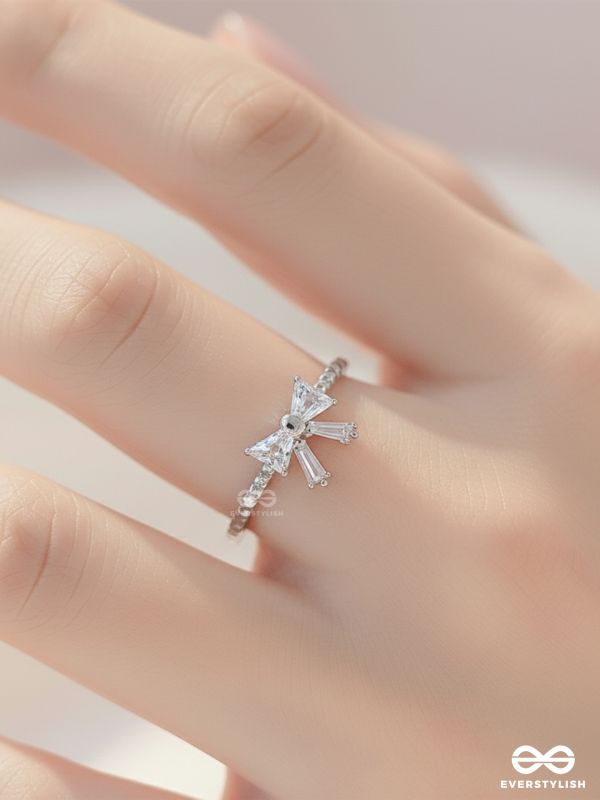 KNOT LUSTER- BOW-INSPIRED RING