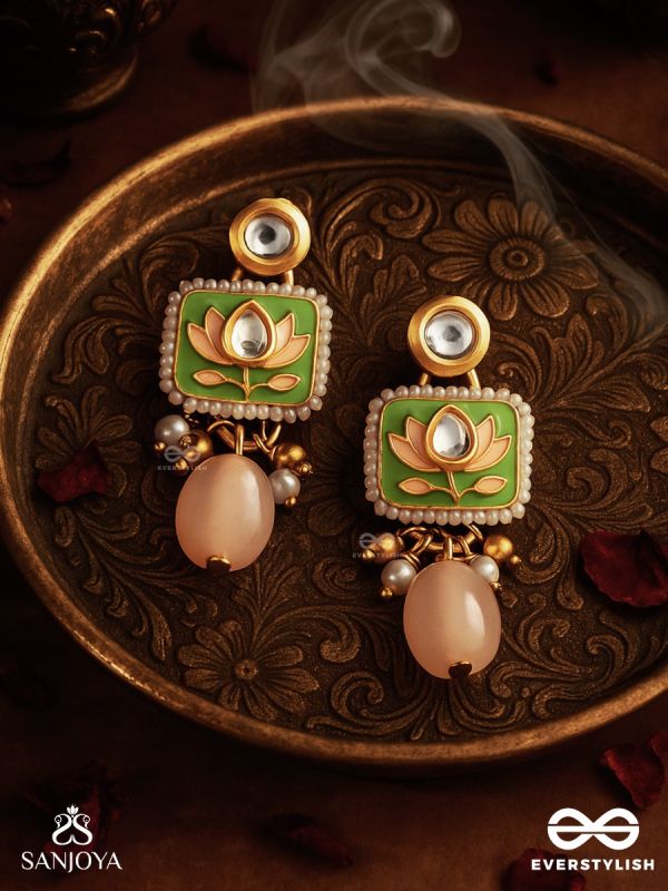 MRIDULPADMA - GENTLE LOTUS - DELICATE KUNDAN SET WITH CHOKER NECKPIECE, EARRINGS AND MAANGTIKA
