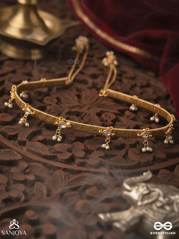 KANAKLATIKA – GOLDEN VINE – DELICATE NECKLACE WITH SLENDER CHAIN DROPS AND ORNAMENTAL DANGLERS