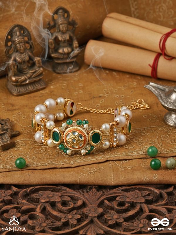 MEHRAVA – AURA OF AFFECTION – PEARL STRAND BRACELET WITH EMERALD-TONE ACCENTS AND A DECORATIVE GOLD MEDALLION 