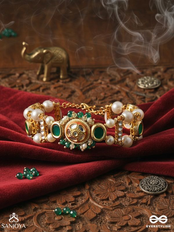 MEHRAVA – AURA OF AFFECTION – PEARL STRAND BRACELET WITH EMERALD-TONE ACCENTS AND A DECORATIVE GOLD MEDALLION 