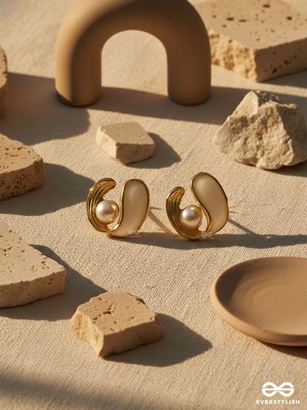 GLOSS SWIRL – WHITE AND GOLD PEARL STUDS 