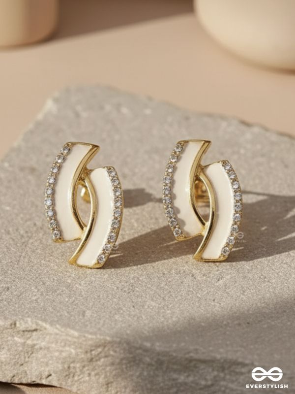 THE MOD CURVE – GLOSSY WHITE GOLD STUDS WITH SILVER EDGE