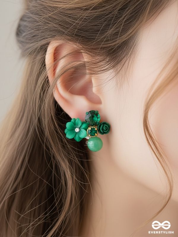PETAL POP – CHARMING STUDS IN GREEN SHADES WITH FLOWER DETAILS