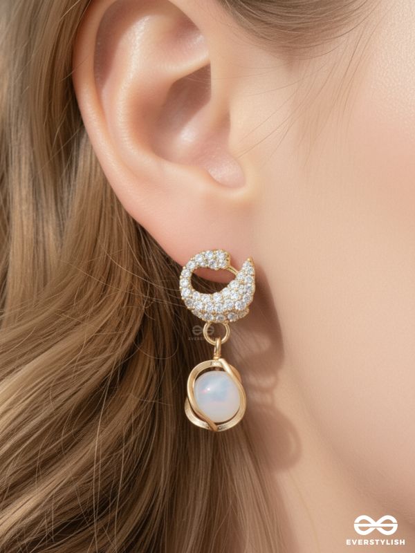 MISTY SWIRL – GOLD CRYSTAL CURVE WITH FROSTED DROP EARRINGS 