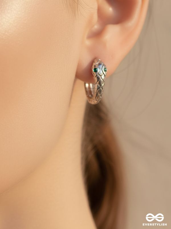 MINT GAZE – SILVER LOOP STUD WITH GREEN ACCENT