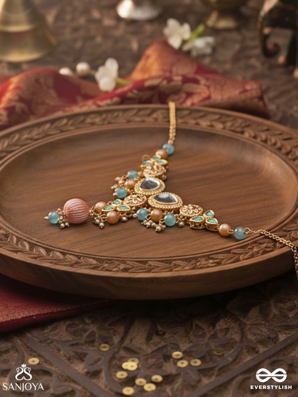 ANURANGI – HARMONY OF COLOURS – KUNDAN NECKLACE WITH GREEN ENAMEL MOTIFS, MIRROR STONES AND PASTEL BEAD DROPS