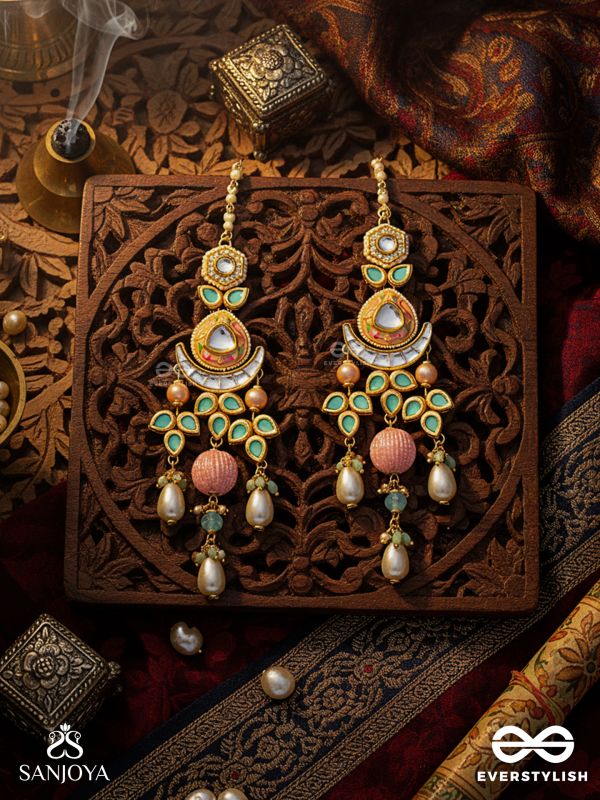 ANURANGI – HARMONY OF COLOURS – KUNDAN EARRINGS WITH GREEN ENAMEL MOTIFS, MIRROR STONES AND PASTEL BEAD DROPS