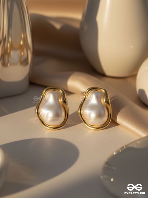 SOFT CLOUD – GLOSSY PEARL STUD EARRINGS