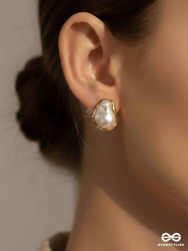 SOFT CLOUD – GLOSSY PEARL STUD EARRINGS