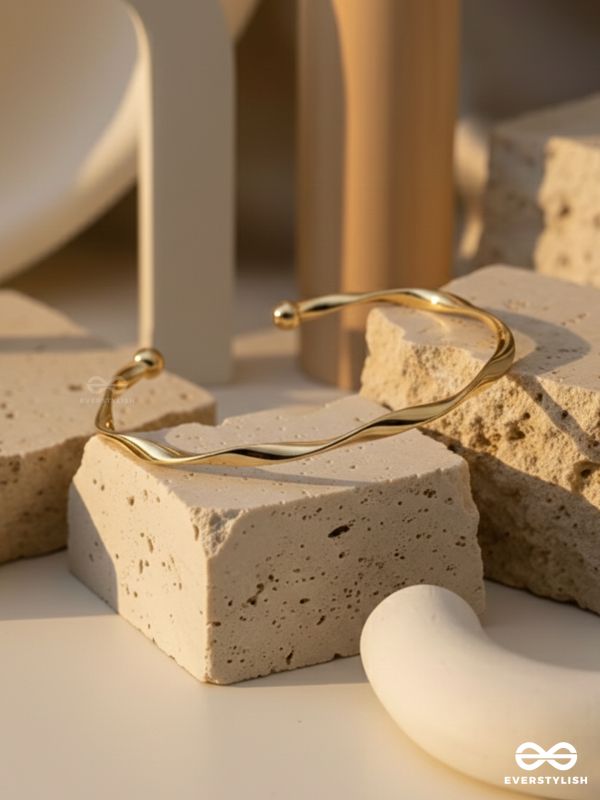 ELARA – TWISTED GOLDEN SLEEK HAND CUFF