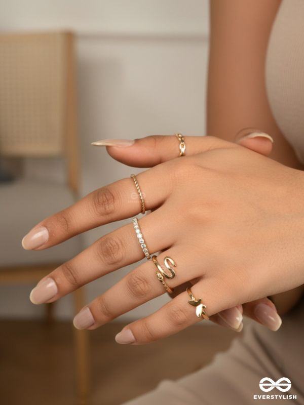 ALL ABOUT CURVES – MODERN GOLDEN RING SET