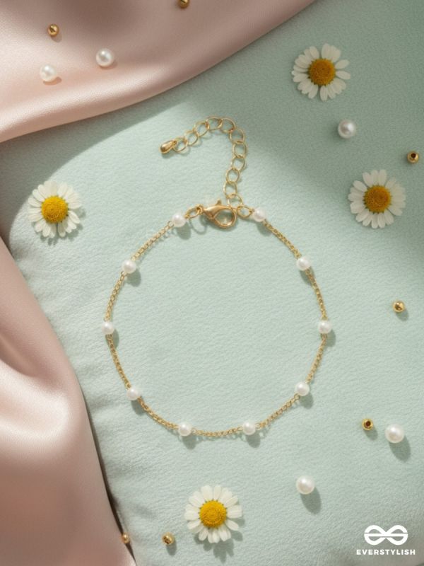 PEARL TRACE – DELICATE GOLDEN CHAIN BRACELET