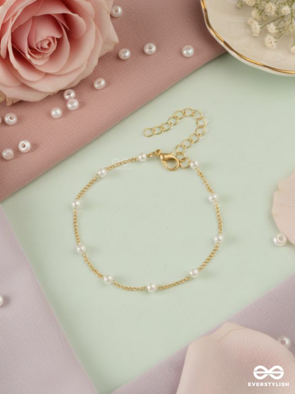 PEARL TRACE – DELICATE GOLDEN CHAIN BRACELET